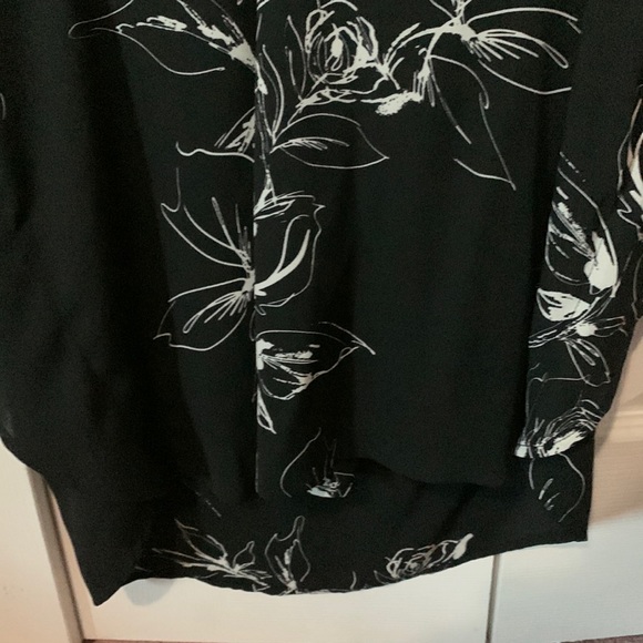 Le Chateau Black and White Floral Patterned Short Sleeved Blouse Size XS - Picture 8 of 10
